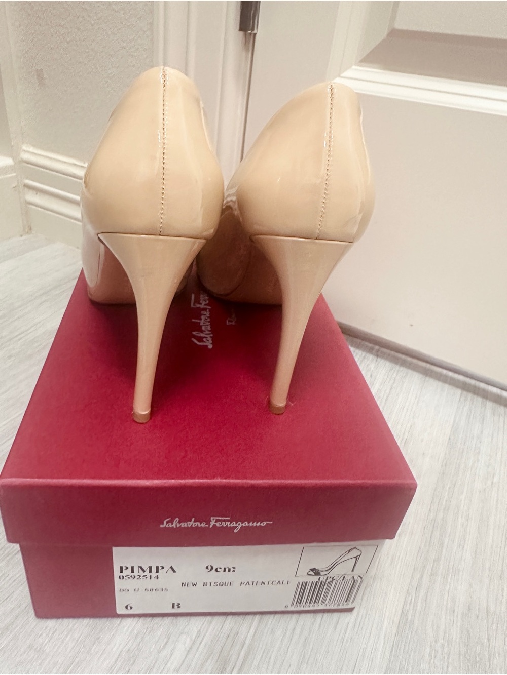 Salvatore Ferragamo Beige Patent Leather Vara Bow Pumps - Picture 6 of 7